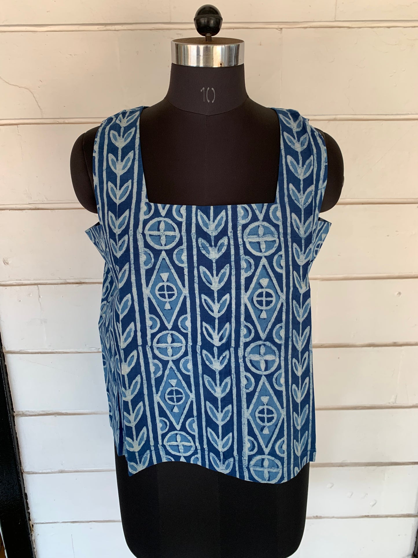 Blue Floral Sleeveless Donna Top